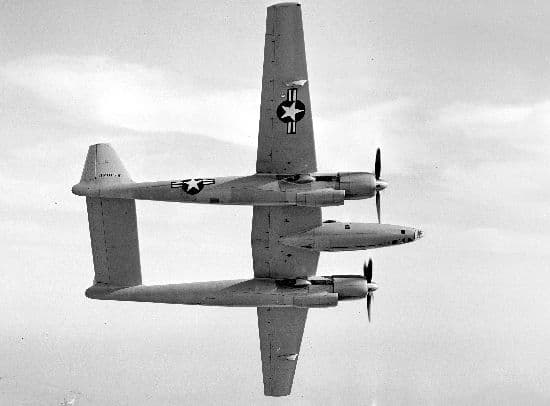 비행 중인 XF-11 두 번째 시제기